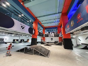 Por Vida Skateboarding Indoor Park and School place picture